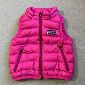 Patagonia infant down vests in size 3M